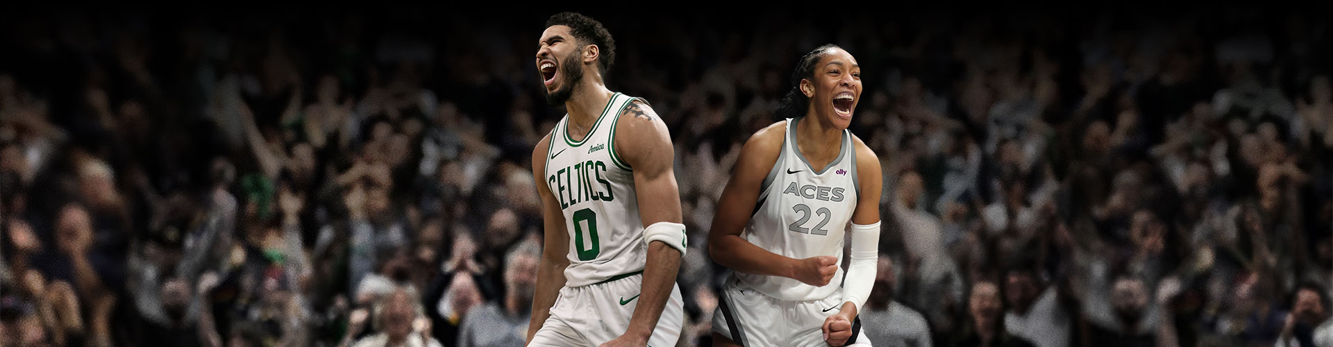Jayson Tatum a 0-s számú Boston Celtics-mezben, valamint A’ja Wilson a 22-es számú Las Vegas Aces-mezben állnak együtt, és vidáman kiabálnak a közönség előtt.
