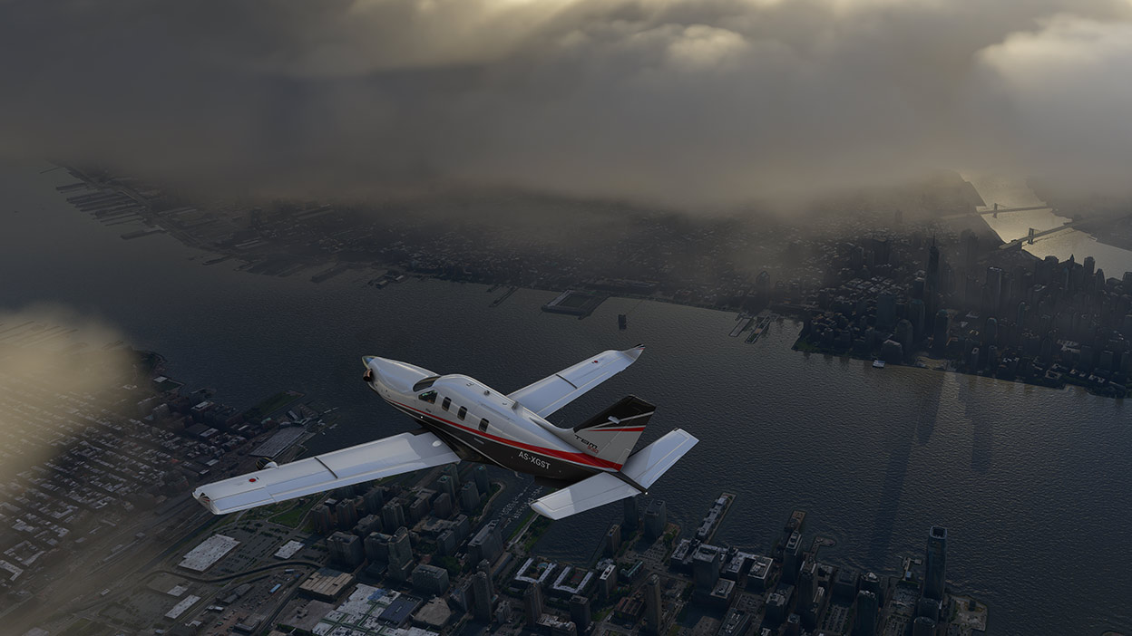 A Microsoft Flight Simulator repülőgépe a felhők alatt, egy város felett repül